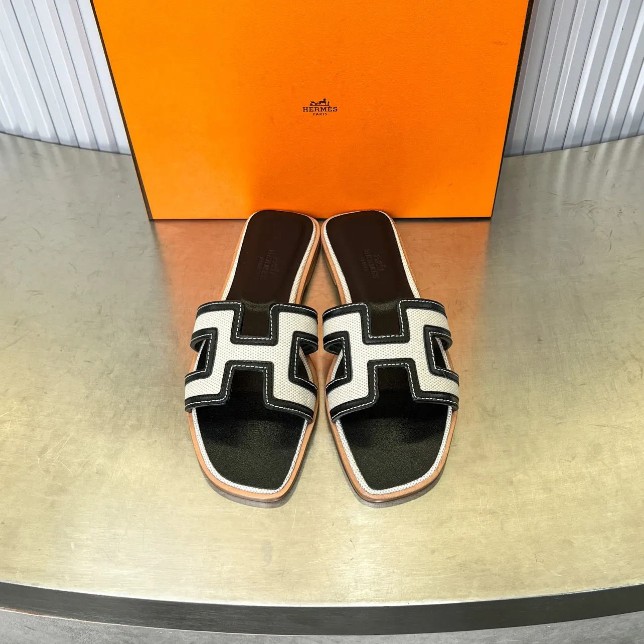 👟👟Ex-factory price 480👟👟 New style in early spring, splicing technology, new revision (Hermès), upgraded packaging, upgraded version and workmanship materials. Hermes®🔴The highest version of handmade shoes on the market ✨✨ Top product Hermès slippers🐎 —————————— The new model in early spring is the same as the original version, handmade by masters! ❥High-end customization, exclusive products, the highest version in the industry⚠❥Using: Hermers upper: Italian imported cowhide + original custom-grade Australian sheepskin feet + genuine leather outsole (pursuing top walking comfort) ✨~~〰〰〰〰❥ Packaging: ✔🚦Pay attention to the packaging➰Top-level exclusive box 〰The original top quality is on sale━━━━Hermes━━━━━ size: 35-40 (34.41.42 custom-made, non-refundable)